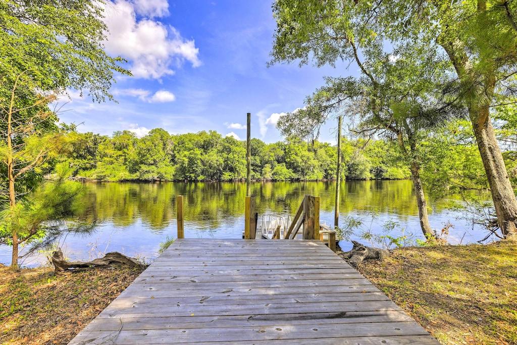 Pet Friendly Charming Abode with Dock on the Suwannee River
