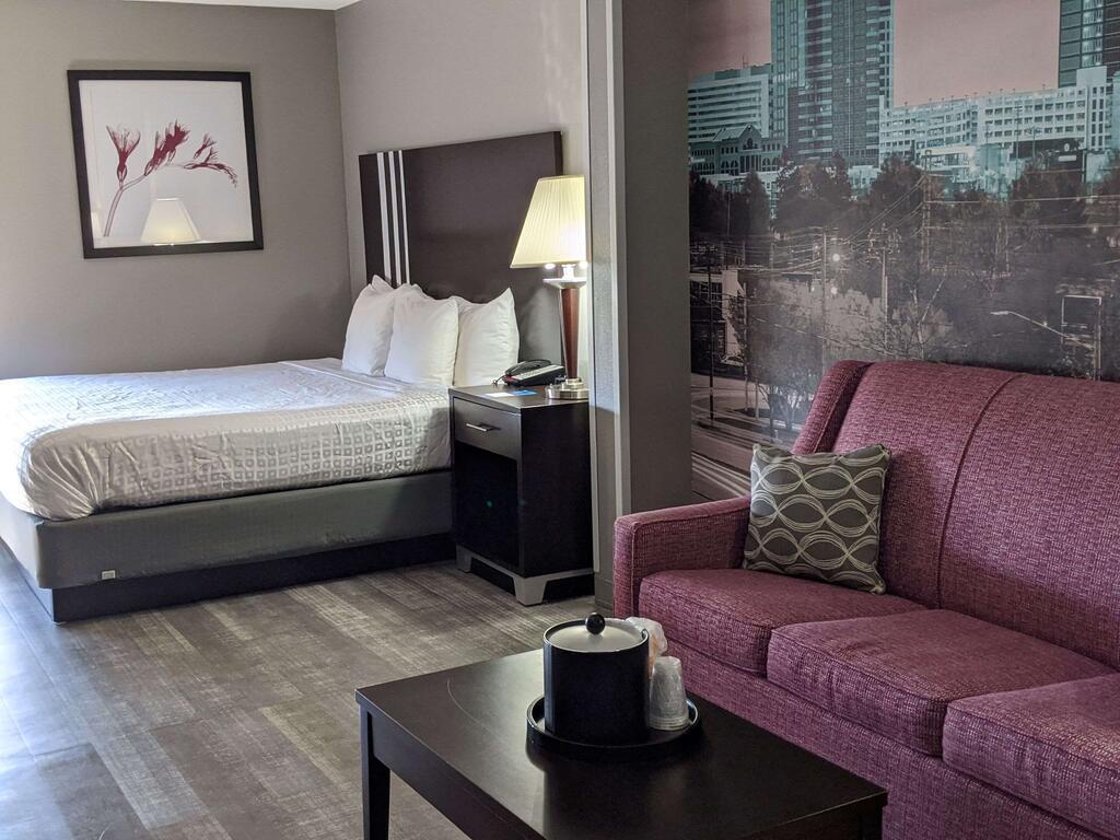 Pet Friendly Clarion Pointe Greensboro Airport