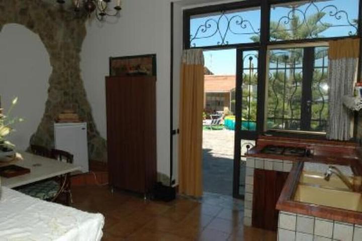 Pet Friendly Villa with 9 Rooms & Fireplace