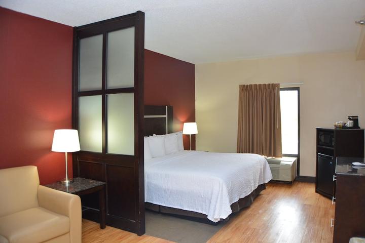 Pet Friendly Red Roof Inn PLUS+ & Suites Chattanooga - Downtown