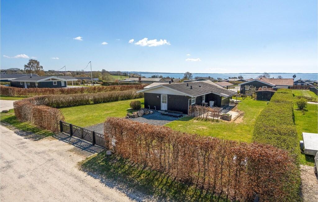 Pet Friendly Stunning 3BR Home in Rønde with WiFi