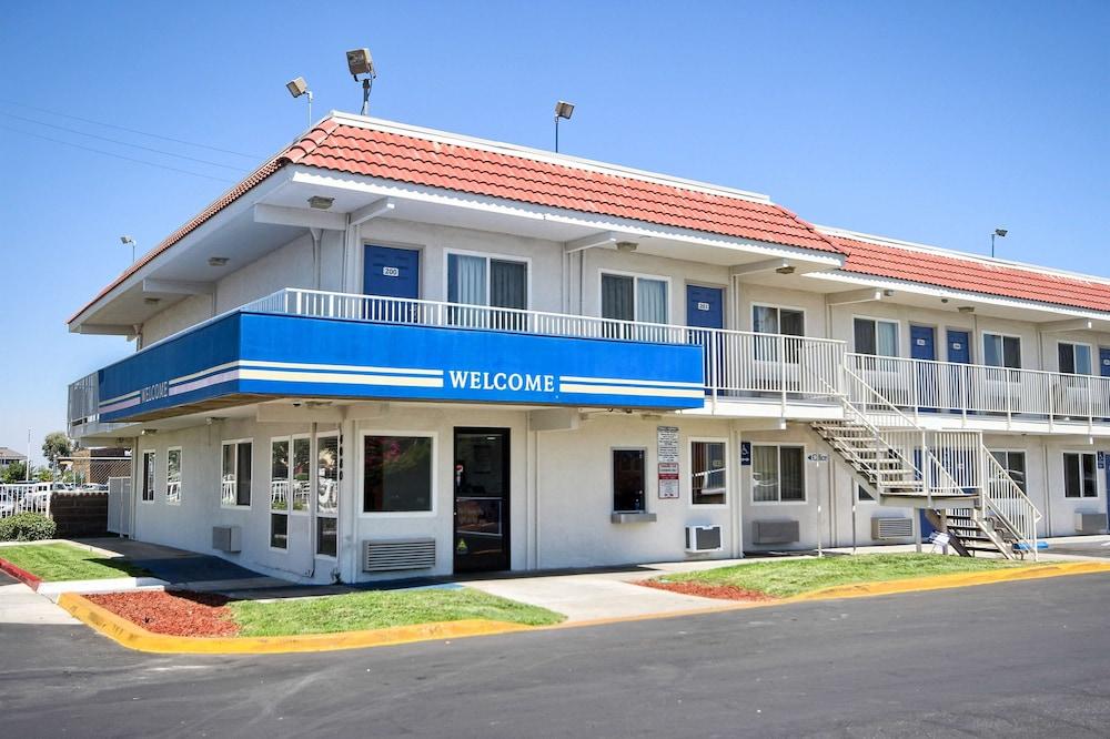Pet Friendly Motel 6 Fresno CA - Blackstone South