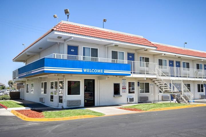 Pet Friendly Motel 6 Fresno CA - Blackstone South