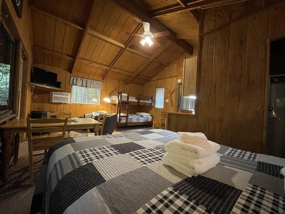 Pet Friendly Romantic Get-Away Cabin in the Woods with Hot Tub