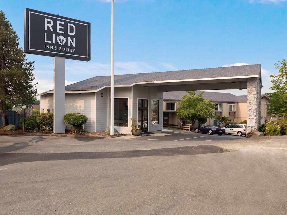 Pet Friendly Red Lion Inn & Suites Grants Pass