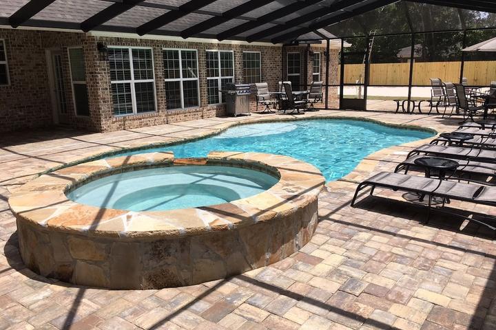 Pet Friendly Upscale 7/7 House with Bonus Room & Private Pool