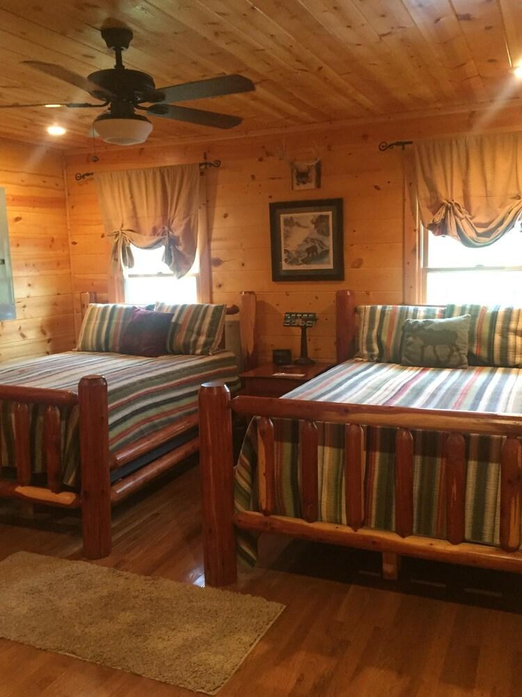 Pet Friendly 3-Bedroom Toccoa River Cabin