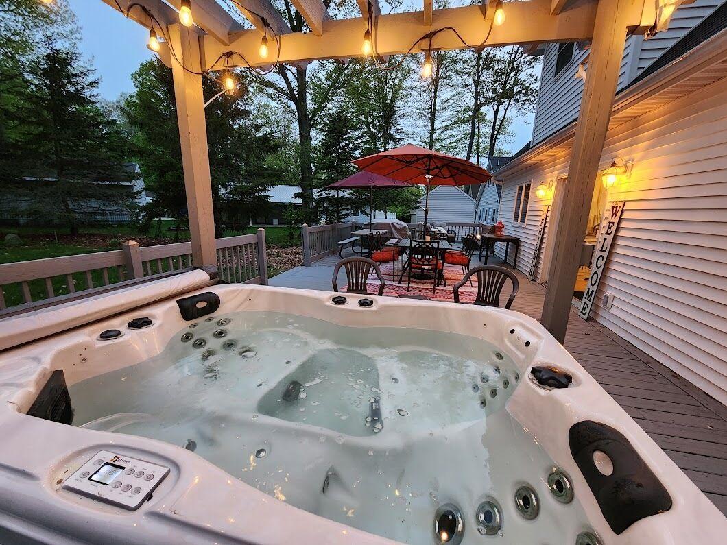 Pet Friendly Lake House Sunset Hideaway with Hot Tub