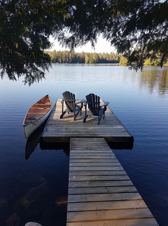 Pet Friendly 3BR Lakeside Log Cottage with Bunkie & Boathouse