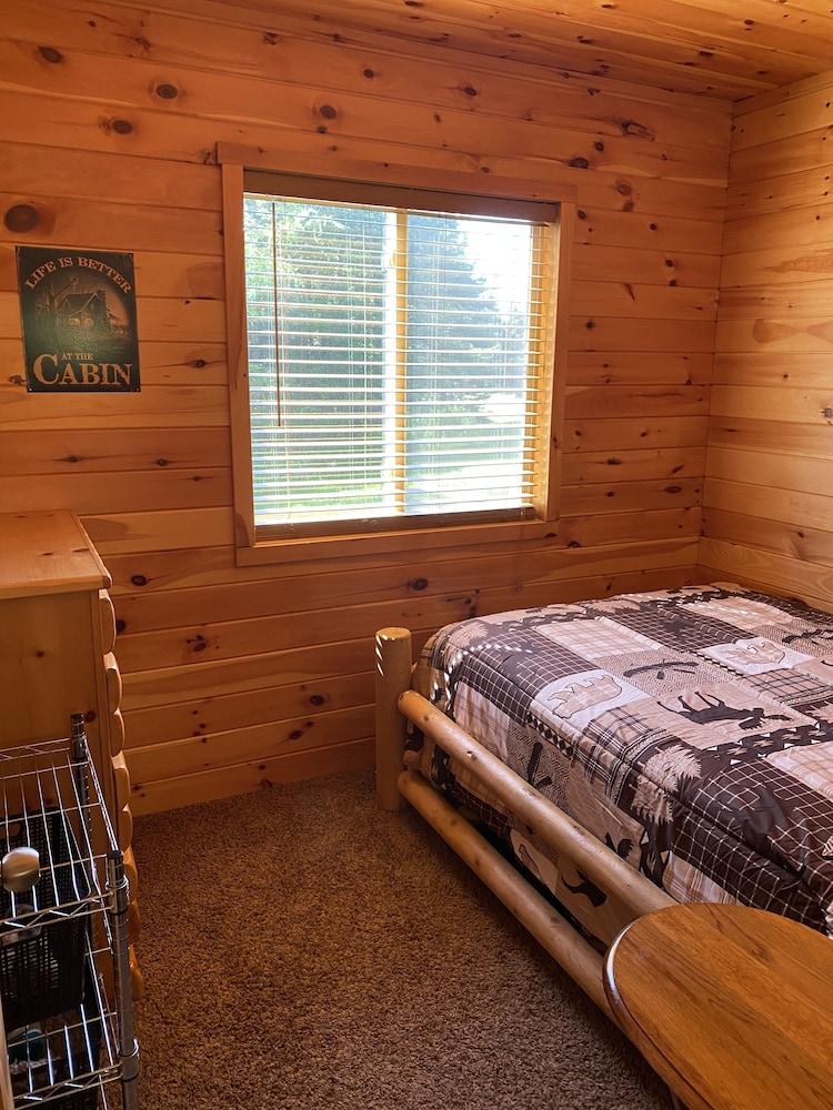 Pet Friendly Cozy Cabin in the Beautiful Upper Michigan
