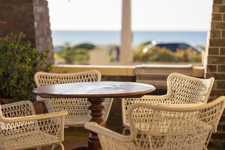 Pet Friendly Relaxing Beachfront Holiday Home Near Shop & Cafes