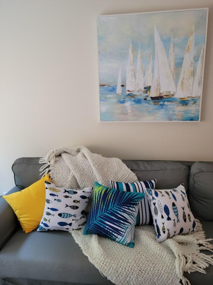 Lake House with Jacuzzi Pet Policy