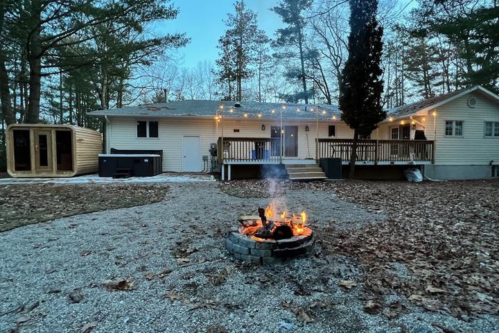 Pet Friendly Spa Cottage with King Beds & Hot Tub