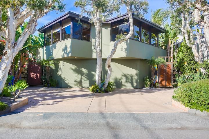 Pet Friendly 2 Connected Homes Within Walking Distance to Beach
