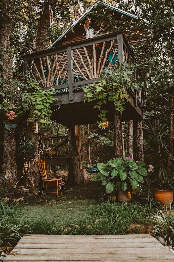 Pet Friendly The Treehouse with a Deck for Grilling