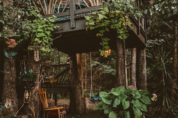 Pet Friendly The Treehouse with a Deck for Grilling