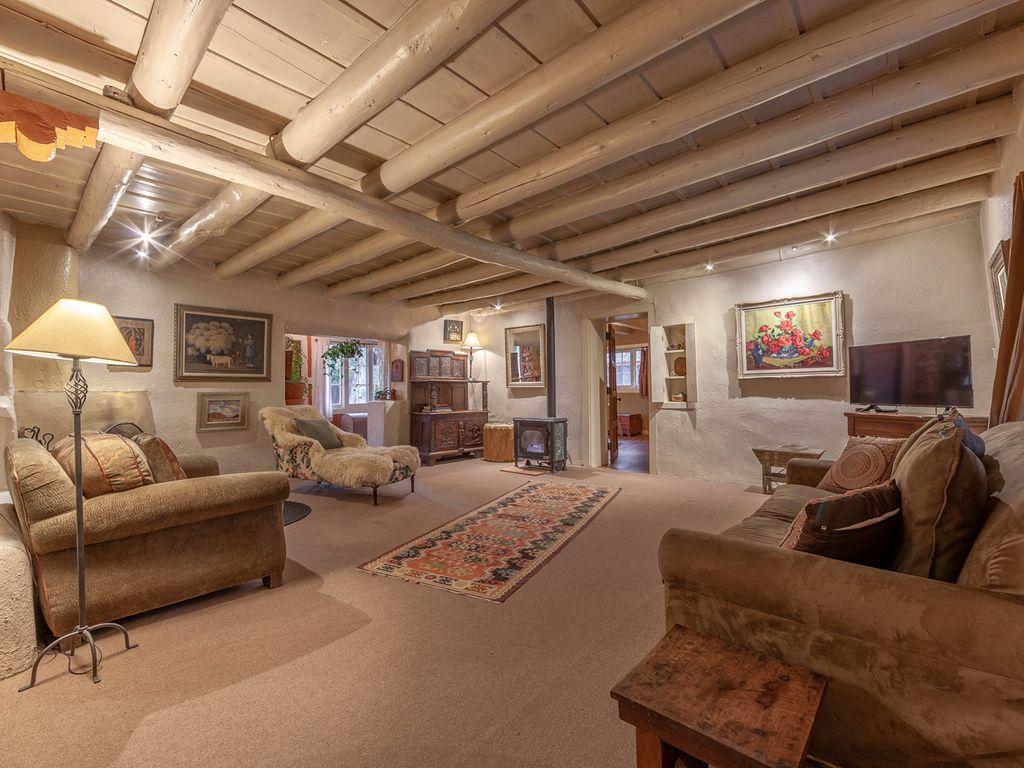 Charming Home of Taos Artist Pet Policy