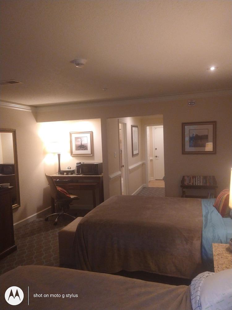 Pet Friendly Large Lovely Suite on Lake in Kingsmill