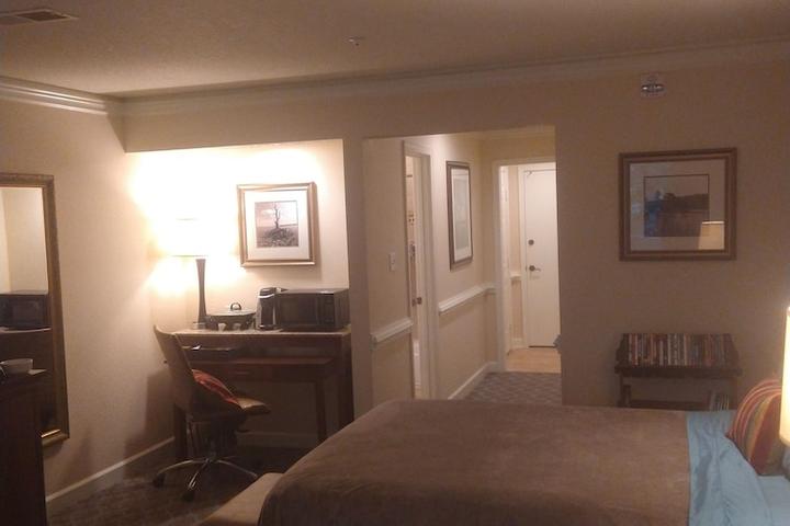 Pet Friendly Large Lovely Suite on Lake in Kingsmill