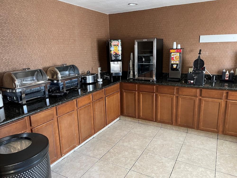 Days Inn & Suites by Wyndham Waterloo Pet Policy