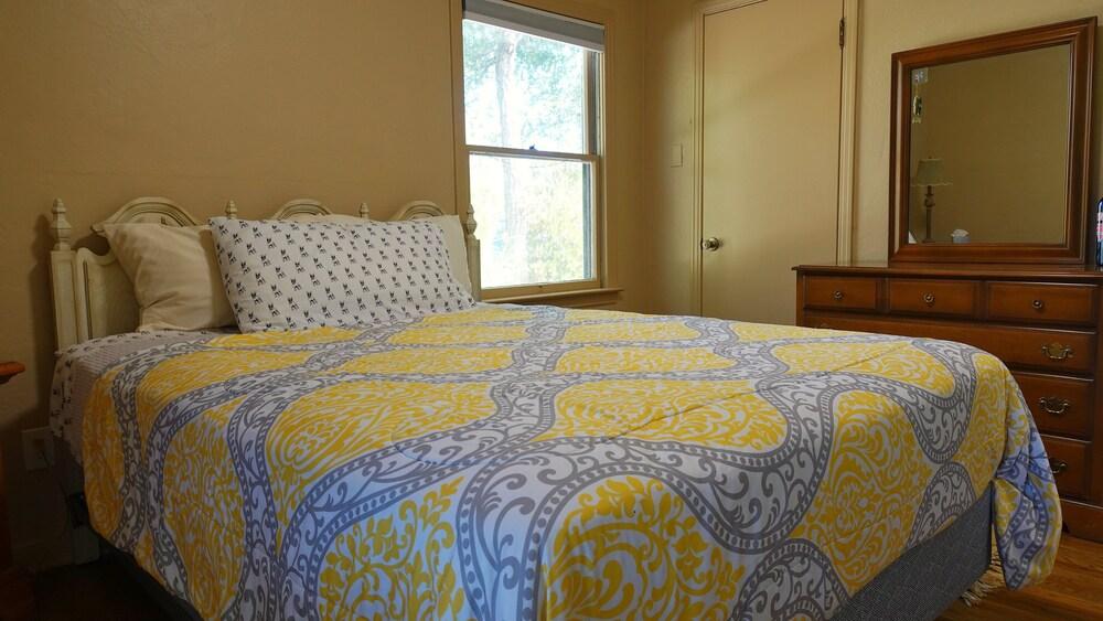 Charming House in Quiet Reno Neighborhood Pet Policy