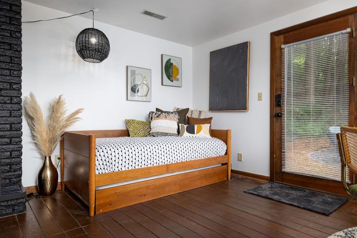 Pet Friendly Stylish 1BR Cottage Along the Mississippi River