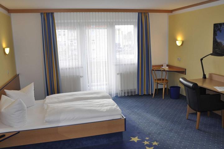 Pet Friendly French Room - Sleep & Go Hotel Magdeburg GMBH