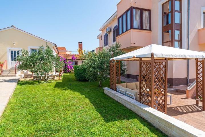 Pet Friendly Apartment with Terrace & Sea View Privlaka