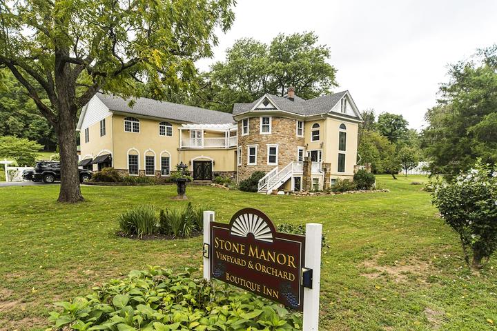 Pet Friendly Stone Manor Bed and Breakfast