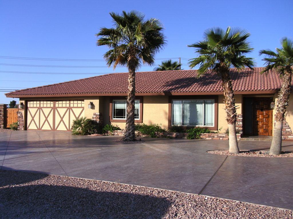 Pet Friendly Custom Ranch Half Mile from the Strip