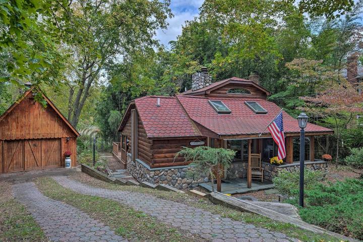 Pet Friendly Secluded Long Island Lakefront Cabin