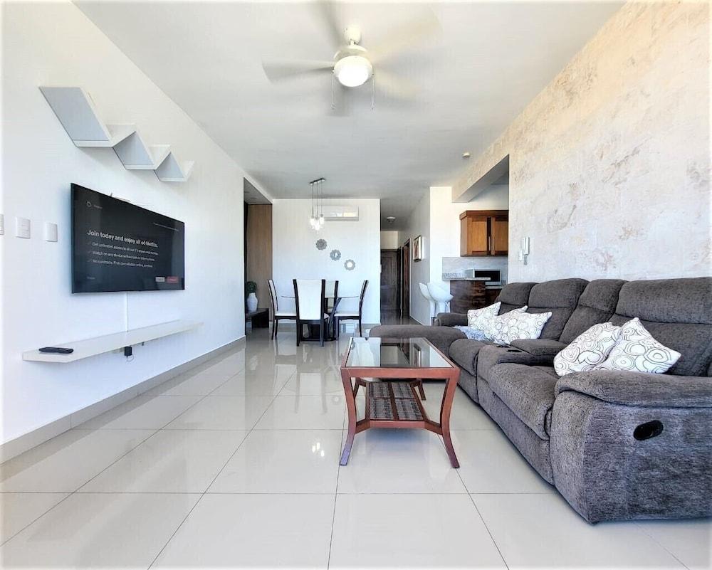 Pet Friendly Near the Beach New and Modern Penthouse Coral H3