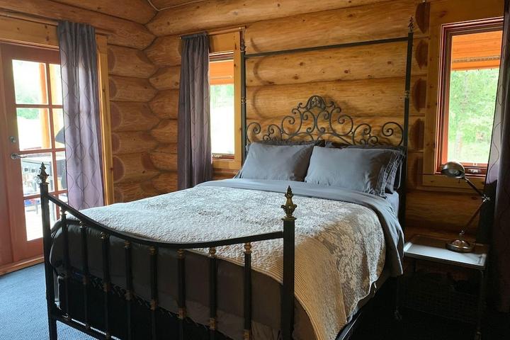 Pet Friendly Custom Built Log Home Surrounded by Lakes