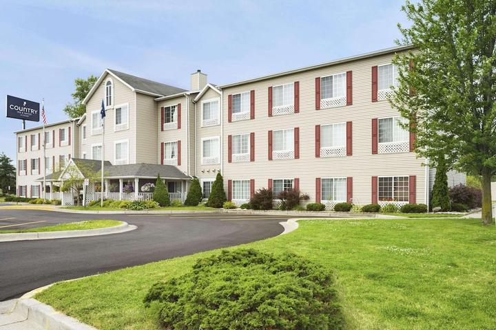 Pet Friendly Country Inn & Suites by Radisson Grand Rapids Airport MI