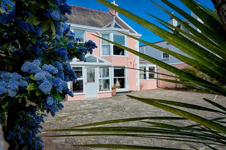 Pet Friendly Potters Mooring Guest House Hotel