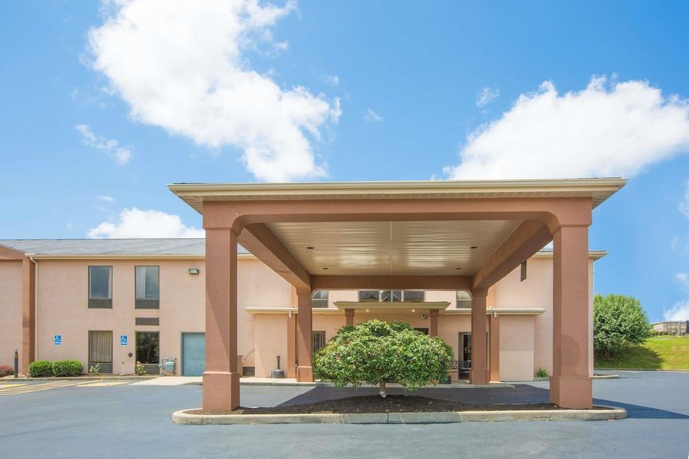 Howard Johnson by Wyndham Beckley Pet Policy