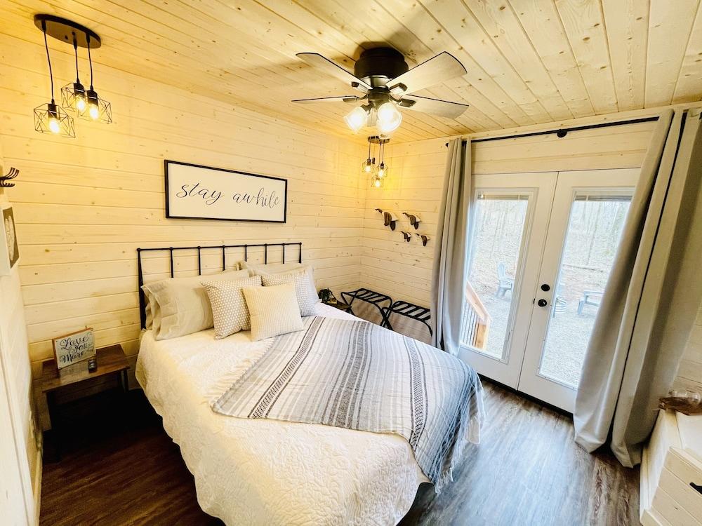 Pet Friendly Hoot Owl Couples Cabin on Mulberry River
