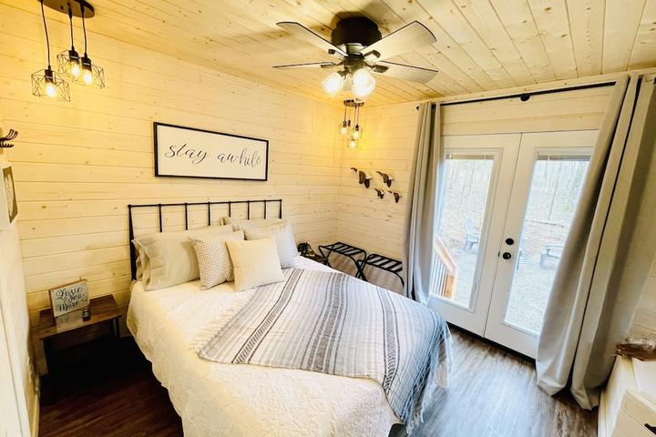 Pet Friendly Hoot Owl Couples Cabin on Mulberry River