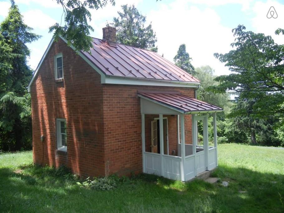 Upperville Airbnb Rentals Pet Policy