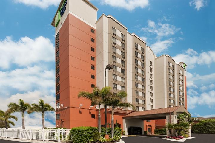Pet Friendly Holiday Inn Express & Suites Nearest Universal Orlando an IHG Hotel
