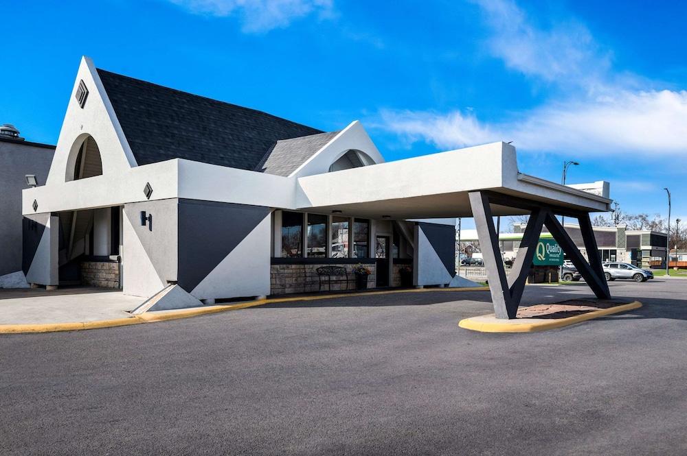 Pet Friendly Quality Inn & Suites Near I-480 and I-29