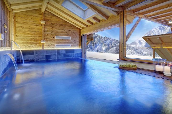 Pet Friendly 4/4 Chalet with Indoor Pool