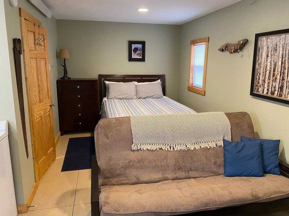 Pet Friendly Quiet 1-Bedroom Close to All the Attractions