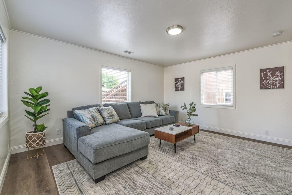 4/2 House with Parking Near SFO Outlet Mall Pet Policy