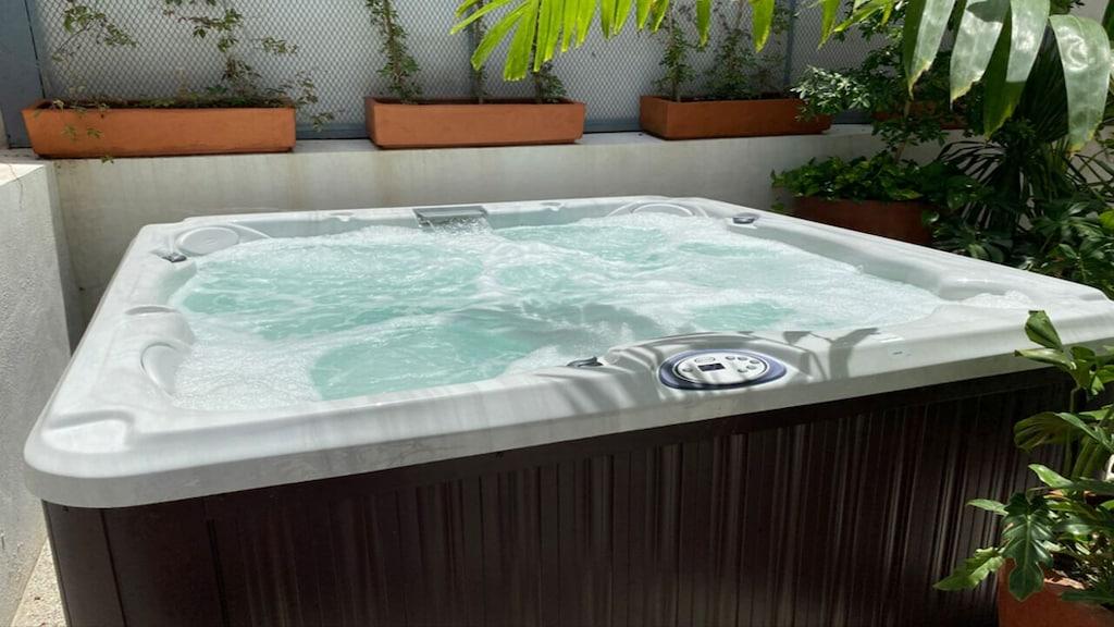 Apartment with Jacuzzi 1 Block from the Beach Pet Policy