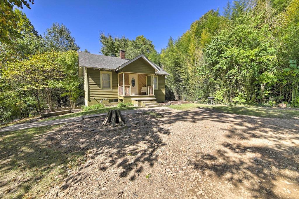 3BR Carbondale Cottage with Large Yard Pet Policy