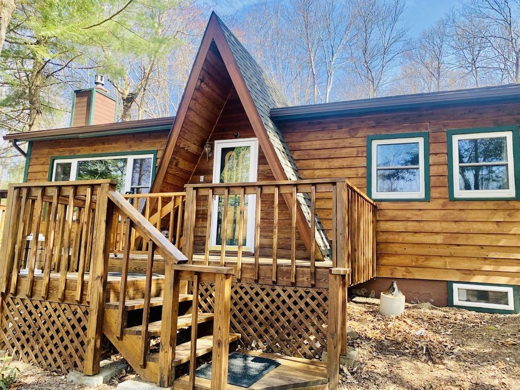 Cozy Cabin in Poconos with Big Backyard Pet Policy