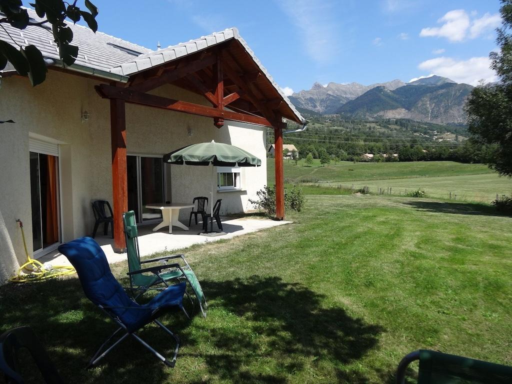 Pet Friendly Family House Between Lake & Mountain for 12 People