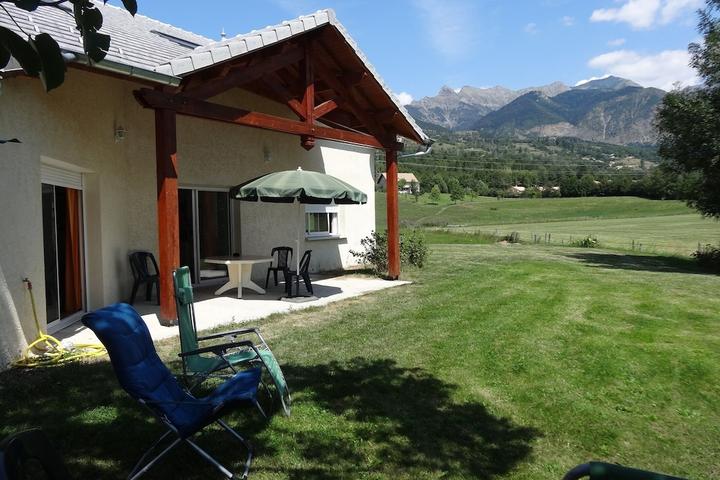 Pet Friendly Family House Between Lake & Mountain for 12 People