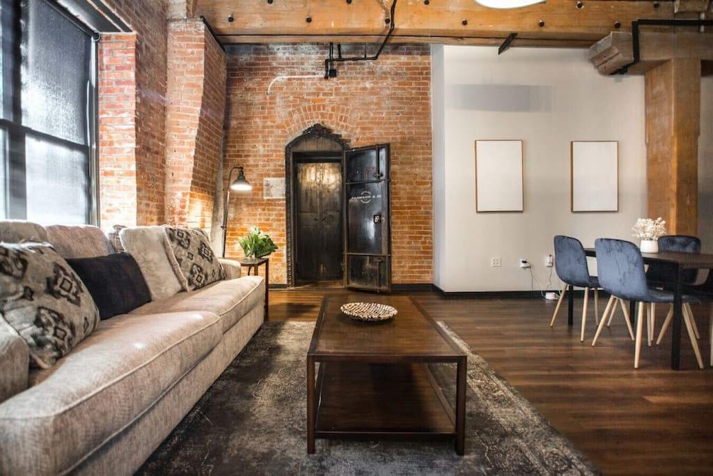 Pet Friendly Moody Loft with Rooftop & Gym